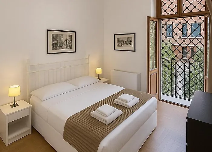 Femi Castle Apartment Rom